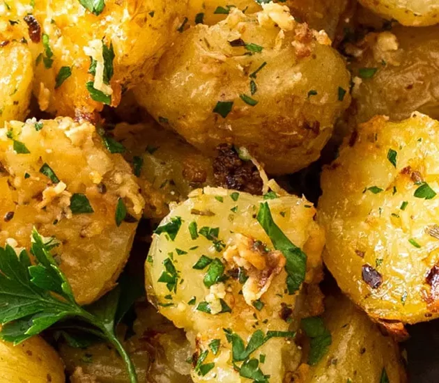 بطاطس محمصة بالبارميزان وزبدة الثوم