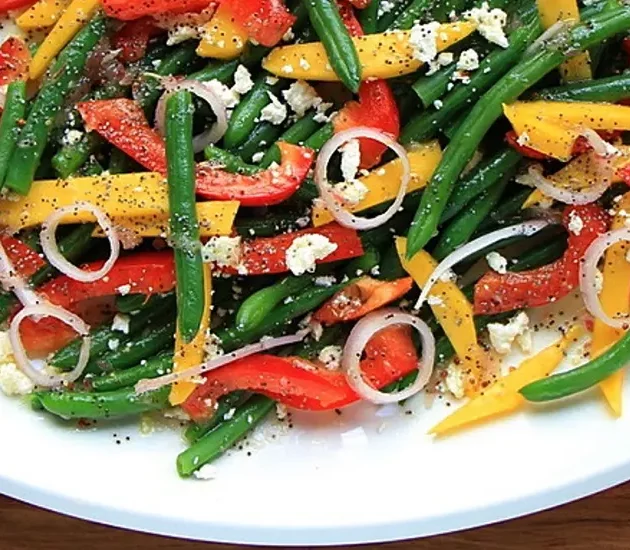 سلطة المانجو والفاصوليا الخضراء مع صوص العسل