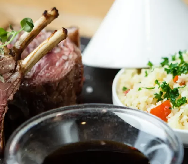 شرائح لحم ضأن متبلة مع سلطة الكسكس