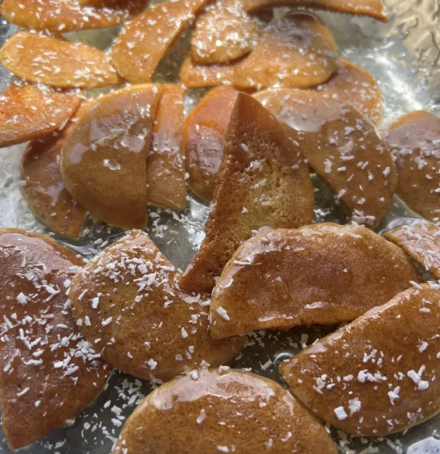 قطايف محمرة بالعسل