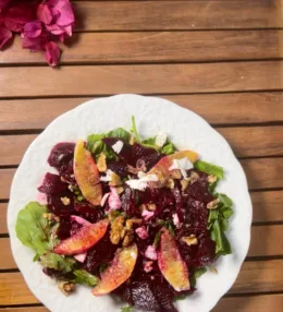 سلطة البنجر بالبرتقال والجرجير