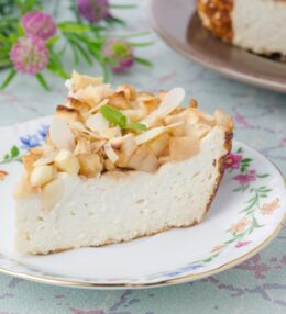 تشيز كيك بجبن القريش والتفاح