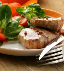 شرائح اللحم البقري المشوي مع السلطة الطازجة