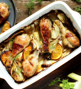 طبق أفخاذ الدجاج المخبوزة بالشمر والبرتقال